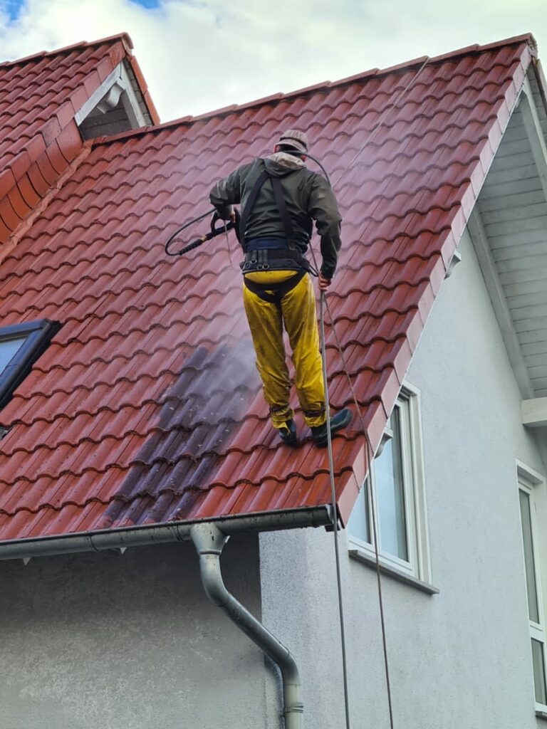 Auftragen einer Beschichtung auf vorbereitete Dachziegel