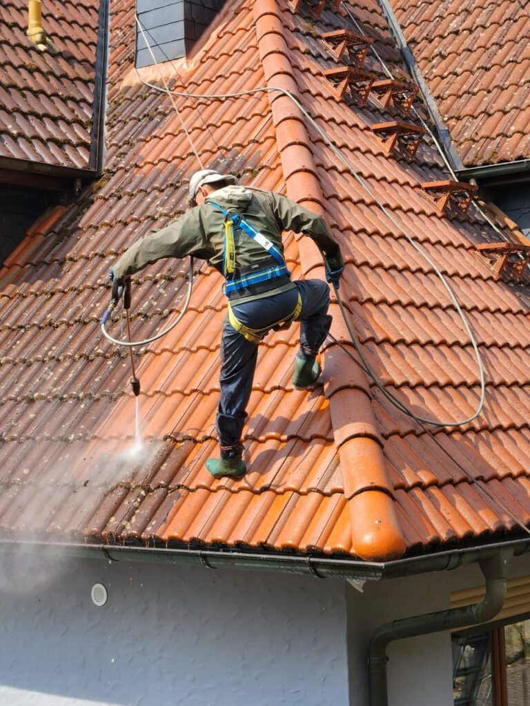 Dacharbeiten mit Sicherung an einer geneigten Dachfläche