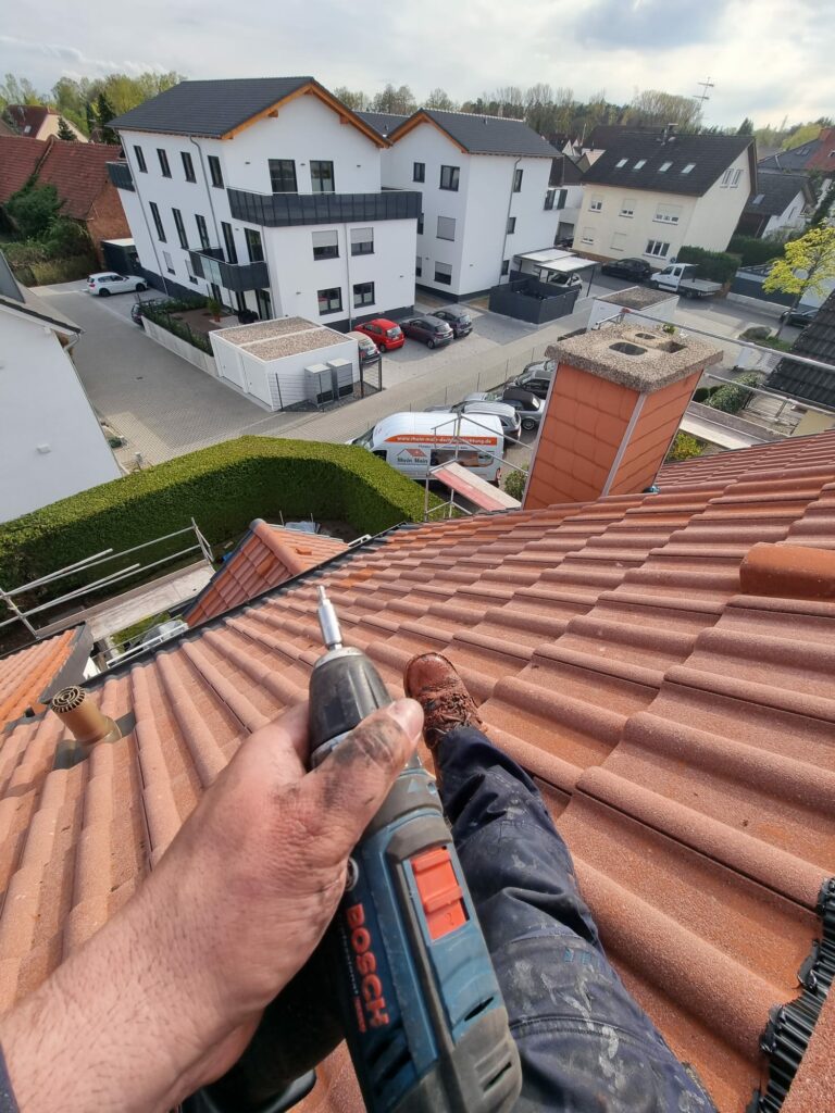 Detailarbeit an einem Dachanschluss